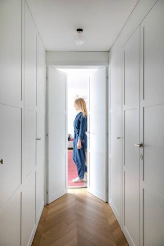 armadio boiserie che ingloba le porte