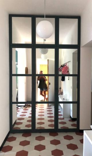 armadio con riquadri e specchi