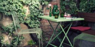 arredare balcone piccolo tavolo quadrato pieghevole metallo verniciato verde salvia seduta telaio acciaio pvc verde flip balcony tt54 spaghetti design republic