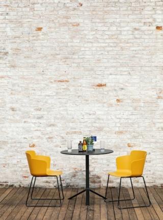 arredare balcone piccolo tavolo rotondo piano inclinabile acciaio square 3g poltroncina polipropilene giallo ocra calla midj arredare balcone piccolo tavolo rotondo piano inclinabile acciaio square 3g poltroncina polipropilene giallo ocra calla midj