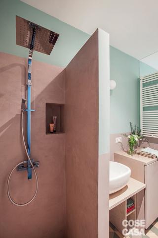 Nelle zone a contatto con l'acqua, come il box doccia, il rivestimento continuo spesso solo 1,5-2 mm è in calce idraulica pozzolanica naturale, abbinata con resina unita a pigmenti in colori naturali; la posa prevede la stesura di un primer, poi una mano di malta in granulometria fine miscelata a resina, una seconda mano di malta di granulometria a scelta per un effetto più o meno materico, infine due mani almeno di resina poliuretanica trasparente base acqua; oppure sintetica se le superfici sono molto esposte ad acqua o abrasione. Nelle zone a contatto con l'acqua, come il box doccia, il rivestimento continuo spesso solo 1,5-2 mm è in calce idraulica pozzolanica naturale, abbinata con resina unita a pigmenti in colori naturali; la posa prevede la stesura di un primer, poi una mano di malta in granulometria fine miscelata a resina, una seconda mano di malta di granulometria a scelta per un effetto più o meno materico, infine due mani almeno di resina poliuretanica trasparente base acqua; oppure sintetica se le superfici sono molto esposte ad acqua o abrasione.