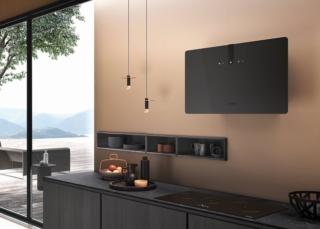 La cappa Glam Fit Zero Drip Plus di Faber ultra piatta funziona con tecnologia Zero Drip Plus: premendo un pulsante sul frontale in vetro si attiva una termo-resistenza che elimina la condensa istantaneamente salvaguardando i pensili dall’umidità ed evitando la fastidiosa caduta di gocce sul piano cottura. Si distingue anche per il contrasto fra la superficie opaca del frontale in vetro con effetto seta e i particolari lucidi dei comandi touch: una soluzione estetica che conferisce particolare eleganza al prodotto. Ha luci Led e è regolabile su 3 velocità + Intensiva. E’ larga 80 cm. Prezzo 1.208 euro. www.faberspa.it