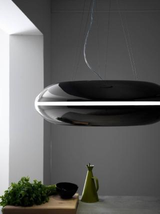 Ha forma futuristica la cappa Loop di Falmec dotata di tecnologia Circle.Tech che unisce le funzioni di aspirazione e filtrazione per permettere il massimo dell’efficienza e una drastica riduzione d’ingombro. Larga 74 cm, ha potenza d’aspirazione massima di 600 mc/h e filtri con carboni e zeolite molto efficienti. Prezzo 2.593 euro. www.falmec.com