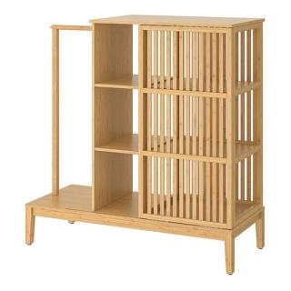 Ha ante scorrevoli l'originale guardaroba in bambù Nordkisa di Ikea (www.ikea.com) che misura L 120 x P 47 x H 123 cm; costa 159 euro.