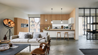 La cucina Ri-flex di Veneta Cucine abbina legno e vetro, finitura che è disponibile in bianco o colorata, lucida od opaca e impiega il sistema di apertura ShellSystem, evoluzione dei sistemi costruttivi "a conchiglia". Prezzo da rivenditore. www.venetacucine.com La cucina Ri-flex di Veneta Cucine abbina legno e vetro, finitura che è disponibile in bianco o colorata, lucida od opaca e impiega il sistema di apertura ShellSystem, evoluzione dei sistemi costruttivi "a conchiglia". Prezzo da rivenditore. www.venetacucine.com