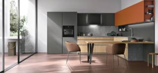 Laccato opaco Lavaredo Color Trend per gli ampi pensili orizzontali, con vano a giorno terminale in lamiera, che completano la composizione angolare Metropolis di Stosa: le ante delle basi sono declinate nella finitura Rovere Sole, mentre quelle delle colonne e dei pensili sono in Pet Canna di Fucile opaco. Il lungo tavolo/penisola aumenta la superficie di lavoro. Un modulo base da 60 cm, prezzo a partire da 189 euro + IVA. www.stosacucine.com Laccato opaco Lavaredo Color Trend per gli ampi pensili orizzontali, con vano a giorno terminale in lamiera, che completano la composizione angolare Metropolis di Stosa: le ante delle basi sono declinate nella finitura Rovere Sole, mentre quelle delle colonne e dei pensili sono in Pet Canna di Fucile opaco. Il lungo tavolo/penisola aumenta la superficie di lavoro. Un modulo base da 60 cm, prezzo a partire da 189 euro + IVA. www.stosacucine.com