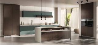 Si trasformano in un segno grafico che “spezza” la composizione Mira di Scavolini i pensili orizzontali in Fenix NTM® Verde Comodoro, coordinati con le basi, che celano la cappa integrata e sono impreziositi dal pensile Clopen effetto legno. Le colonne e l'isola hanno le ante realizzate in decorativo Lodge  e il top in Gres Porcellanato Moon Prezzo su richiesta. www.scavolini.com Si trasformano in un segno grafico che “spezza” la composizione Mira di Scavolini i pensili orizzontali in Fenix NTM® Verde Comodoro, coordinati con le basi, che celano la cappa integrata e sono impreziositi dal pensile Clopen effetto legno. Le colonne e l'isola hanno le ante realizzate in decorativo Lodge  e il top in Gres Porcellanato Moon Prezzo su richiesta. www.scavolini.com