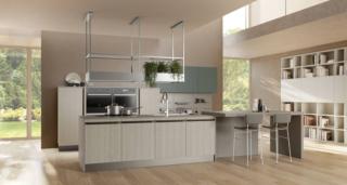 La cucina moderna Round di Lube ha le basi e le colonne con ante in PET, materiale totalmente rinnovabile e riciclabile, nella luminosa finitura Larice Conchiglia. I pensili Verde Berillo illuminano l'area a parete arredata con le colonne basse e la boiserie attrezzata. Il piano di lavoro è in Lapitec Avana nella finitura Vesuvio; il piano snack laterale è in Laminato Fenix Castoro. Un modulo base da 60 cm con due cestoni senza top, prezzo 424 euro + IVA. www.cucinelube.it La cucina moderna Round di Lube ha le basi e le colonne con ante in PET, materiale totalmente rinnovabile e riciclabile, nella luminosa finitura Larice Conchiglia. I pensili Verde Berillo illuminano l'area a parete arredata con le colonne basse e la boiserie attrezzata. Il piano di lavoro è in Lapitec Avana nella finitura Vesuvio; il piano snack laterale è in Laminato Fenix Castoro. Un modulo base da 60 cm con due cestoni senza top, prezzo 424 euro + IVA. www.cucinelube.it