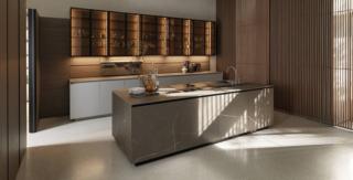 I pensili a vetro Teca, nella finitura testa di moro e vetro fumé con struttura in olmo, “vestono” la parete di fondo della composizione Telero Antis di Euromobil. Le ante frontali dell'isola centrale hanno il telaio in alluminio anodizzato nero e sono realizzate in gres Laminam In-Side pietra piasentina nella finitura naturale come il piano di lavoro. A parete trova posto la composizione Antis con le basi in laccato Super Matt fango con le gole e gli zoccoli in alluminio laccato opaco fango. Un modulo base telero da 60 cm, prezzo 594 euro + IVA. www.euromobil.com I pensili a vetro Teca, nella finitura testa di moro e vetro fumé con struttura in olmo, “vestono” la parete di fondo della composizione Telero Antis di Euromobil. Le ante frontali dell'isola centrale hanno il telaio in alluminio anodizzato nero e sono realizzate in gres Laminam In-Side pietra piasentina nella finitura naturale come il piano di lavoro. A parete trova posto la composizione Antis con le basi in laccato Super Matt fango con le gole e gli zoccoli in alluminio laccato opaco fango. Un modulo base telero da 60 cm, prezzo 594 euro + IVA. www.euromobil.com