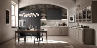 Stile classico per la grande cucina Dolcevita di Stosa che ha gli elementi caratterizzati da ante in laccato Cenere opaco con anticatura filo Argento per le basi e laccato Carbon opaco per le colonne e la cappa; le ante sono tutte impreziosite dalle scenografiche maniglie nella finitura Argento inglese. Il top è in Neolith Calacatta Silk. A parete trovano posto i pensili con ante a vetro e cornice lineare superiore in laccato Cenere opaco. Un modulo base da 60 cm, prezzo a partire da 268 euro + IVA. www.stosacucine.com Stile classico per la grande cucina Dolcevita di Stosa che ha gli elementi caratterizzati da ante in laccato Cenere opaco con anticatura filo Argento per le basi e laccato Carbon opaco per le colonne e la cappa; le ante sono tutte impreziosite dalle scenografiche maniglie nella finitura Argento inglese. Il top è in Neolith Calacatta Silk. A parete trovano posto i pensili con ante a vetro e cornice lineare superiore in laccato Cenere opaco. Un modulo base da 60 cm, prezzo a partire da 268 euro + IVA. www.stosacucine.com