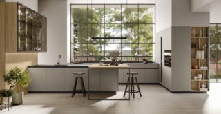 La cucina open space Kalì 12 di Arredo3 si articola in due blocchi operativi: un'isola addossata alla parete e una composizione lineare sotto la finestra. Su una parete laterale trova posto una serie di pensili vetrina a sviluppo verticale Standard fumé grigio, sull'altra una serie di colonne con le ante in PET resina polvere con vani a giorno in laminato speciale rovere canapa. Il piano di lavoro è realizzato in quarzo cava black matt; il piano snack è in laminato speciale rovere  canapa sorretto dal supporto Star tinto titanio. Prezzo su richiesta. www.arredo3.it La cucina open space Kalì 12 di Arredo3 si articola in due blocchi operativi: un'isola addossata alla parete e una composizione lineare sotto la finestra. Su una parete laterale trova posto una serie di pensili vetrina a sviluppo verticale Standard fumé grigio, sull'altra una serie di colonne con le ante in PET resina polvere con vani a giorno in laminato speciale rovere canapa. Il piano di lavoro è realizzato in quarzo cava black matt; il piano snack è in laminato speciale rovere  canapa sorretto dal supporto Star tinto titanio. Prezzo su richiesta. www.arredo3.it