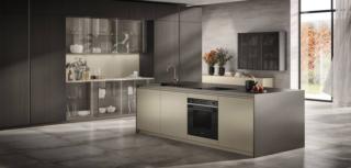 Si sviluppa intorno all'isola centrale con le ante laccate opaco effetto perlato Perlage, con il top in Acciaio Inox finitura Acciaio Scuro con lavello integrato, la cucina Libra di Scavolini. A parete troviamo la composizione lineare con le ante impiallacciate dogate Rovere Pepper e una serie di pensili e di basi coordinati che hanno le ante in vetro Stopsol Chiaro e il telaio in Alluminio finitura Acciaio Scuro. Prezzo su richiesta. www.scavolini.com Si sviluppa intorno all'isola centrale con le ante laccate opaco effetto perlato Perlage, con il top in Acciaio Inox finitura Acciaio Scuro con lavello integrato, la cucina Libra di Scavolini. A parete troviamo la composizione lineare con le ante impiallacciate dogate Rovere Pepper e una serie di pensili e di basi coordinati che hanno le ante in vetro Stopsol Chiaro e il telaio in Alluminio finitura Acciaio Scuro. Prezzo su richiesta. www.scavolini.com