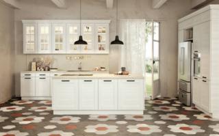 Le ante modanate e i pensili a vetro con inglesina sottolineano lo stile classico della composizione Pratica 03 di La Cucina Moderna caratterizzata dalle ante a telaio in materico laccato bianco con maniglie in metallo nero e zoccoli bianchi. Il top e lo schienale sono realizzati in laminato color crema. Un modulo base da 60 cm con un'anta, apertura con maniglia, zoccolo, top in laminato, prezzo a partire da 285 euro. www.lacasamoderna.com Le ante modanate e i pensili a vetro con inglesina sottolineano lo stile classico della composizione Pratica 03 di La Cucina Moderna caratterizzata dalle ante a telaio in materico laccato bianco con maniglie in metallo nero e zoccoli bianchi. Il top e lo schienale sono realizzati in laminato color crema. Un modulo base da 60 cm con un'anta, apertura con maniglia, zoccolo, top in laminato, prezzo a partire da 285 euro. www.lacasamoderna.com