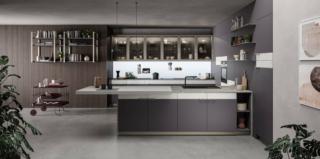 Sei pensili con ante a vetri per la cucina Scacco Matto di Aran Cucine caratterizzata da una struttura a ferro di cavallo che permette di sfruttare tutto lo spazio disponibile; si articola in due unità operative, una a parete con il piano ad induzione e una penisola con lavello a vasca unica in fragranite nero. Le ante sono in LPL, mentre i piani di lavoro sono in gres pietra Piasentina grigia.  Un modulo base da 60 cm, prezzo a partire da 342 euro + IVA. www.arancucine.it Sei pensili con ante a vetri per la cucina Scacco Matto di Aran Cucine caratterizzata da una struttura a ferro di cavallo che permette di sfruttare tutto lo spazio disponibile; si articola in due unità operative, una a parete con il piano ad induzione e una penisola con lavello a vasca unica in fragranite nero. Le ante sono in LPL, mentre i piani di lavoro sono in gres pietra Piasentina grigia.  Un modulo base da 60 cm, prezzo a partire da 342 euro + IVA. www.arancucine.it