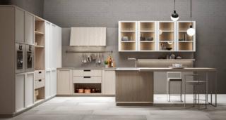 Colori chiari per la luminosa cucina della collezione Eclettica di Scandola Mobili che è caratterizzata da arredi con la struttura in nobilitato Beige Renio e rovere Sand e le ante Optima rovere Sand e Optima Bianco fumo. I quattro pensili verticali, con le ante in vetro trasparente e lo schienale in legno chiaro, alleggeriscono la composizione. Un modulo base da 60 cm con un'anta, prezzo 550 euro. www.scandolamobili.it Colori chiari per la luminosa cucina della collezione Eclettica di Scandola Mobili che è caratterizzata da arredi con la struttura in nobilitato Beige Renio e rovere Sand e le ante Optima rovere Sand e Optima Bianco fumo. I quattro pensili verticali, con le ante in vetro trasparente e lo schienale in legno chiaro, alleggeriscono la composizione. Un modulo base da 60 cm con un'anta, prezzo 550 euro. www.scandolamobili.it