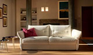 Si trasforma velocemente in un letto matrimoniale Dobble di Vitarelax il divano tre posti ergonomico che permette di conservare i cuscini di seduta e di schienale agganciati; inoltre ha i braccioli regolabili che possono essere piegati in base alle esigenze. La cura artigianale nelle rifiniture e la qualità dei materiali lo rendono elegante e accogliente. Misura L 183 x P 105/224 x H 86 cm. Prezzo a partire da 1.979 euro. www.vitarelax.it Si trasforma velocemente in un letto matrimoniale Dobble di Vitarelax il divano tre posti ergonomico che permette di conservare i cuscini di seduta e di schienale agganciati; inoltre ha i braccioli regolabili che possono essere piegati in base alle esigenze. La cura artigianale nelle rifiniture e la qualità dei materiali lo rendono elegante e accogliente. Misura L 183 x P 105/224 x H 86 cm. Prezzo a partire da 1.979 euro. www.vitarelax.it