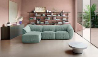 Il divano Float di Felis è caratterizzato da morbidi braccioli e da una comoda penisola laterale che permette di sdraiarsi e rilassarsi. Ha una forma morbida e invitante ed è rivestito in tessuto verde che forma una serie di pieghe sulla superficie. Misura L 300 x P 110/175 x H 80 cm. Prezzo a partire da 2.900 euro. www.felis.it Il divano Float di Felis è caratterizzato da morbidi braccioli e da una comoda penisola laterale che permette di sdraiarsi e rilassarsi. Ha una forma morbida e invitante ed è rivestito in tessuto verde che forma una serie di pieghe sulla superficie. Misura L 300 x P 110/175 x H 80 cm. Prezzo a partire da 2.900 euro. www.felis.it