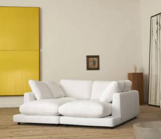 Una doppia chaise longue per il divano bianco Gala di Kave Home che lo rende particolarmente profondo e accogliente: è completamente rivestito in ciniglia di alta qualità ed è imbottito effetto piuma. Il rivestimento in tessuto antibatterico candido è completamente sfoderabile. Misura L 210 x P 193 x H 87 cm. Prezzo 2.679 euro. www.kavehome.com Una doppia chaise longue per il divano bianco Gala di Kave Home che lo rende particolarmente profondo e accogliente: è completamente rivestito in ciniglia di alta qualità ed è imbottito effetto piuma. Il rivestimento in tessuto antibatterico candido è completamente sfoderabile. Misura L 210 x P 193 x H 87 cm. Prezzo 2.679 euro. www.kavehome.com