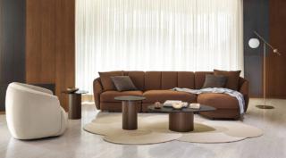 Si sipira al design degli Anni Settanta il modello modulare Jill di Calligaris dotato di penisola laterale che, con la sua forma e le sue dimensioni, diventa il protagonista del living. Le morbide imbottiture  che caratterizzano lo schienale e i braccioli garantiscono un confortevole abbraccio. Il rivestimento è completamente sfoderabile. Un modulo base da 90 x 90 x 80 cm, prezzo a partire da 2.761 euro. www.calligaris.com Si sipira al design degli Anni Settanta il modello modulare Jill di Calligaris dotato di penisola laterale che, con la sua forma e le sue dimensioni, diventa il protagonista del living. Le morbide imbottiture  che caratterizzano lo schienale e i braccioli garantiscono un confortevole abbraccio. Il rivestimento è completamente sfoderabile. Un modulo base da 90 x 90 x 80 cm, prezzo a partire da 2.761 euro. www.calligaris.com