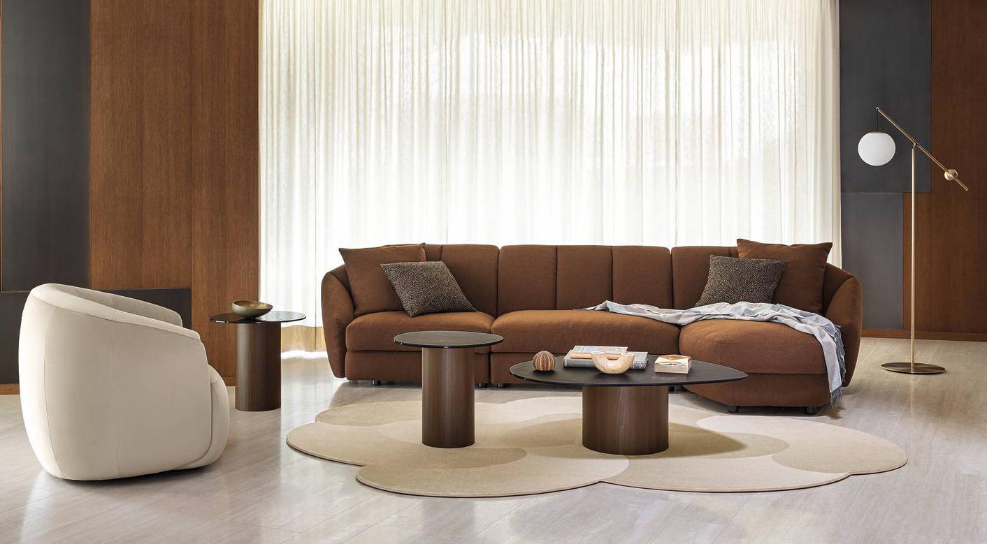 Si sipira al design degli Anni Settanta il modello modulare Jill di Calligaris dotato di penisola laterale che, con la sua forma e le sue dimensioni, diventa il protagonista del living. Le morbide imbottiture  che caratterizzano lo schienale e i braccioli garantiscono un confortevole abbraccio. Il rivestimento è completamente sfoderabile. Un modulo base da 90 x 90 x 80 cm, prezzo a partire da 2.761 euro. www.calligaris.com Si sipira al design degli Anni Settanta il modello modulare Jill di Calligaris dotato di penisola laterale che, con la sua forma e le sue dimensioni, diventa il protagonista del living. Le morbide imbottiture  che caratterizzano lo schienale e i braccioli garantiscono un confortevole abbraccio. Il rivestimento è completamente sfoderabile. Un modulo base da 90 x 90 x 80 cm, prezzo a partire da 2.761 euro. www.calligaris.com