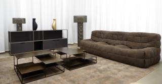 Ha un aspetto soffice e invitante, come un dolce al cioccolato, il modello tre posti Kashima di Ligne Roset che rappresenta la versione rivisitata del tradizionale divano inglese Chesterfield. È riccamente imbottito e rivestito in tessuto trapuntato con cuciture pizzicate agli angoli; la forma a nido della seduta consente di sedersi appoggiandosi ai lati. Misura L 235 x P 100 x H 75 cm. Prezzo a partire da 3.958 euro. www.ligne-roset.com Ha un aspetto soffice e invitante, come un dolce al cioccolato, il modello tre posti Kashima di Ligne Roset che rappresenta la versione rivisitata del tradizionale divano inglese Chesterfield. È riccamente imbottito e rivestito in tessuto trapuntato con cuciture pizzicate agli angoli; la forma a nido della seduta consente di sedersi appoggiandosi ai lati. Misura L 235 x P 100 x H 75 cm. Prezzo a partire da 3.958 euro. www.ligne-roset.com