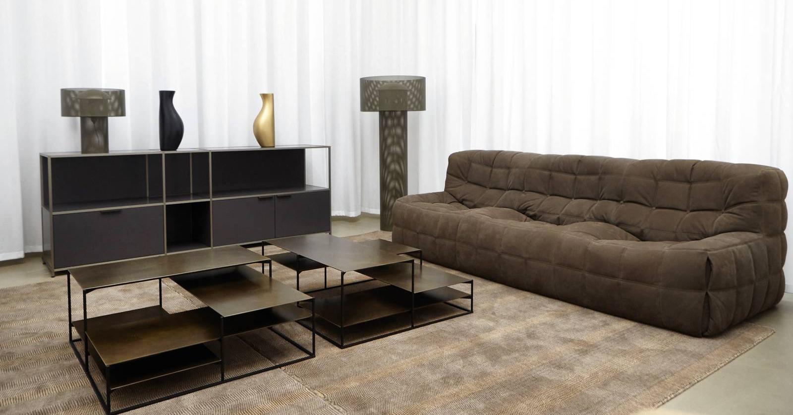 Ha un aspetto soffice e invitante, come un dolce al cioccolato, il modello tre posti Kashima di Ligne Roset che rappresenta la versione rivisitata del tradizionale divano inglese Chesterfield. È riccamente imbottito e rivestito in tessuto trapuntato con cuciture pizzicate agli angoli; la forma a nido della seduta consente di sedersi appoggiandosi ai lati. Misura L 235 x P 100 x H 75 cm. Prezzo a partire da 3.958 euro. www.ligne-roset.com Ha un aspetto soffice e invitante, come un dolce al cioccolato, il modello tre posti Kashima di Ligne Roset che rappresenta la versione rivisitata del tradizionale divano inglese Chesterfield. È riccamente imbottito e rivestito in tessuto trapuntato con cuciture pizzicate agli angoli; la forma a nido della seduta consente di sedersi appoggiandosi ai lati. Misura L 235 x P 100 x H 75 cm. Prezzo a partire da 3.958 euro. www.ligne-roset.com