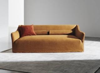 Fa parte della collezione Saia di Gervasoni 1882 il divano caratterizzato da un rivestimento sfoderabile che cade leggero ed elegante fino a terra, aderendo alla struttura ed enfatizzandola grazie al piping discreto che ne definisce la forma. È sfoderabile e disponibile in numerose varianti di tessuto e colore. Misura L 220 x P 92 x H 68 cm. Prezzo a partire da 3.355 euro. www.gervasoni1882.com Fa parte della collezione Saia di Gervasoni 1882 il divano caratterizzato da un rivestimento sfoderabile che cade leggero ed elegante fino a terra, aderendo alla struttura ed enfatizzandola grazie al piping discreto che ne definisce la forma. È sfoderabile e disponibile in numerose varianti di tessuto e colore. Misura L 220 x P 92 x H 68 cm. Prezzo a partire da 3.355 euro. www.gervasoni1882.com