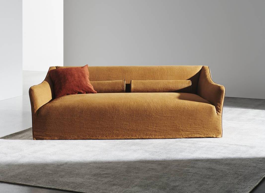 Fa parte della collezione Saia di Gervasoni 1882 il divano caratterizzato da un rivestimento sfoderabile che cade leggero ed elegante fino a terra, aderendo alla struttura ed enfatizzandola grazie al piping discreto che ne definisce la forma. È sfoderabile e disponibile in numerose varianti di tessuto e colore. Misura L 220 x P 92 x H 68 cm. Prezzo a partire da 3.355 euro. www.gervasoni1882.com Fa parte della collezione Saia di Gervasoni 1882 il divano caratterizzato da un rivestimento sfoderabile che cade leggero ed elegante fino a terra, aderendo alla struttura ed enfatizzandola grazie al piping discreto che ne definisce la forma. È sfoderabile e disponibile in numerose varianti di tessuto e colore. Misura L 220 x P 92 x H 68 cm. Prezzo a partire da 3.355 euro. www.gervasoni1882.com