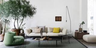 Si ispira alle tensostrutture il divano tre posti Tenso di Kristalia che ha una leggera struttura in tubolare di acciaio a cui vengono fissati i diversi elementi imbottiti e non; è disponibile rivestito, con dettagli sartoriali,  in tessuto o in pelle. I braccioli con la stessa altezza dello schienale danno vita ad una sorta di "guscio" morbido e accogliente. Misura L 264 x P 89 x H 73 cm. Prezzo a partire da 6.784 euro. www.kristalia.it Si ispira alle tensostrutture il divano tre posti Tenso di Kristalia che ha una leggera struttura in tubolare di acciaio a cui vengono fissati i diversi elementi imbottiti e non; è disponibile rivestito, con dettagli sartoriali,  in tessuto o in pelle. I braccioli con la stessa altezza dello schienale danno vita ad una sorta di "guscio" morbido e accogliente. Misura L 264 x P 89 x H 73 cm. Prezzo a partire da 6.784 euro. www.kristalia.it