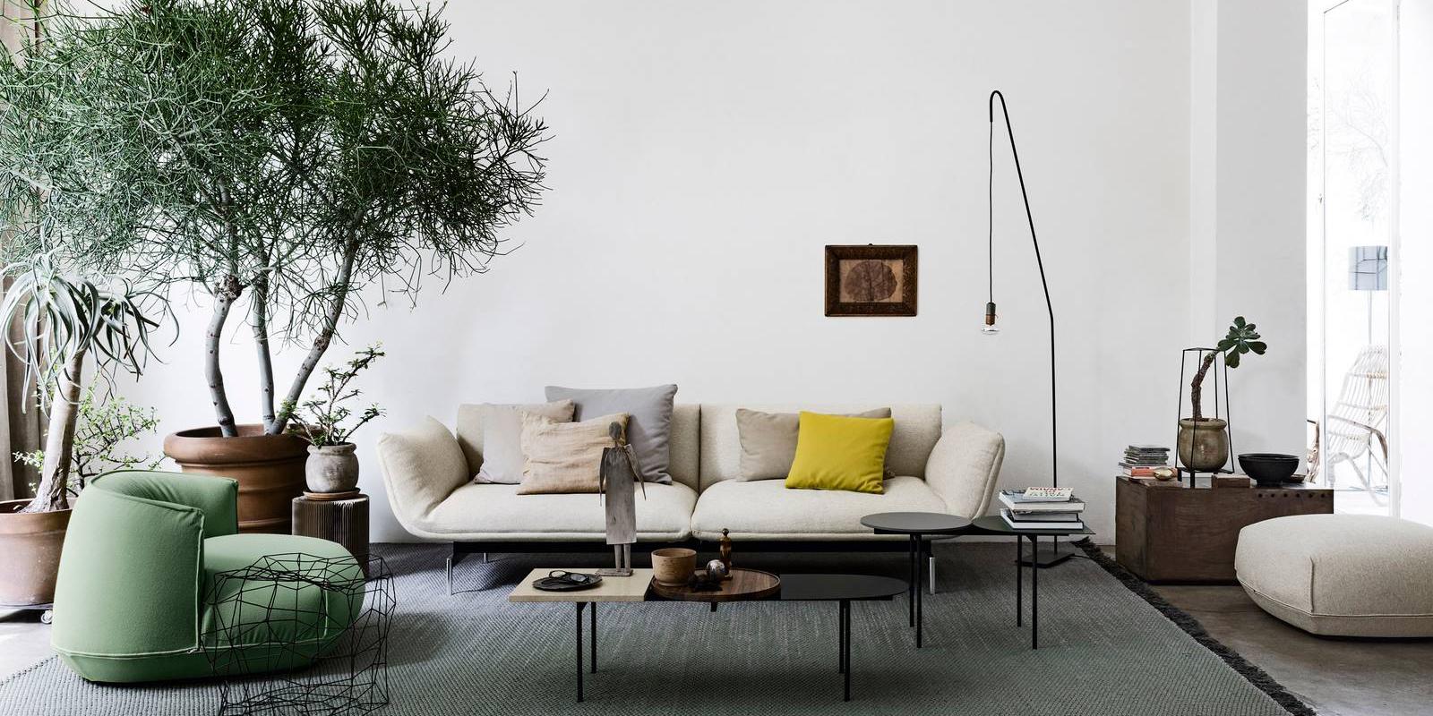 Si ispira alle tensostrutture il divano tre posti Tenso di Kristalia che ha una leggera struttura in tubolare di acciaio a cui vengono fissati i diversi elementi imbottiti e non; è disponibile rivestito, con dettagli sartoriali,  in tessuto o in pelle. I braccioli con la stessa altezza dello schienale danno vita ad una sorta di "guscio" morbido e accogliente. Misura L 264 x P 89 x H 73 cm. Prezzo a partire da 6.784 euro. www.kristalia.it Si ispira alle tensostrutture il divano tre posti Tenso di Kristalia che ha una leggera struttura in tubolare di acciaio a cui vengono fissati i diversi elementi imbottiti e non; è disponibile rivestito, con dettagli sartoriali,  in tessuto o in pelle. I braccioli con la stessa altezza dello schienale danno vita ad una sorta di "guscio" morbido e accogliente. Misura L 264 x P 89 x H 73 cm. Prezzo a partire da 6.784 euro. www.kristalia.it