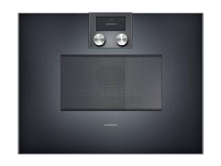 BM451100 è il forno combinato microonde della Serie 400 di Gaggenau. E’ caratterizzato da un’estetica molto elegante con anche il vetro nero e la porta non ha maniglia ma apertura automatica. Può funzionare ventilato o combinato con microonde o grill. Ha controllo elettronico della temperatura, volume di 36 litri, potenza del microonde regolabile su 5 livelli e 15 programmi automatici in base al peso, personalizzabili. E’ latgo 60 e alto 45 cm. Prezzo 4.148 euro. www.gaggenau.com/it/