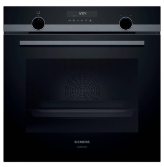 Con frontale completamente nero, il forno pirolitico iQ500 HB478G5B6 di Siemens è facile da utilizzare. E’ dotato di riscaldamento rapido per raggiungere in minor tempo la temperatura impostata e grazie alla funzione coolStart non è necessario attivare il preriscaldamento per cuocere alimenti surgelati. Gestibile da remoto attraverso l’applicazione Home Connect App, ha 30 programmi automatici per semplificare la cottura con impostazioni preselezionate. E’ largo 60 cm. Prezzo 1.647 euro. www.siemens-home.bsh-group.com/it