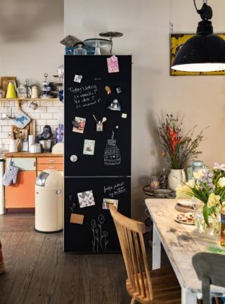 Il frigorifero CoolCreative KG8498B40 ha la superficie nera magnetica e riscrivibile. NoFrost, ha sistema FreshSafe che crea l’ambiente ideale per conservare i cibi più delicati, mantenendo all’interno del cassetto una temperatura prossima a circa 0°C e un controllo flessibile dell’umidità. Ha capienza netta totale di 405 litri. Misura L 70 x P 67 x H 203 cm. Prezzo 1.769 euro. www.neff-home.com/it/