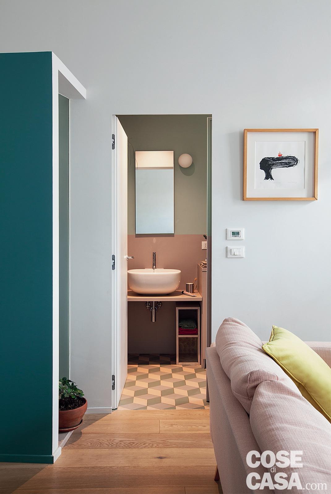 Il volume della doccia in muratura è aggettante rispetto al corpo principale del bagno e sporge quindi all'interno del living. Questo blocco compatto alle spalle della zona conversazione, di altezza ridotta rispetto al resto della stanza, è evidenziato anche dalla tinteggiatura in tonalità azzurro-verde di una della pareti. Il vetro opacizzato che chiude il lato rivolto verso la finestra del soggiorno lascia filtrare la luce naturale all'interno del box cieco. Il volume della doccia in muratura è aggettante rispetto al corpo principale del bagno e sporge quindi all'interno del living. Questo blocco compatto alle spalle della zona conversazione, di altezza ridotta rispetto al resto della stanza, è evidenziato anche dalla tinteggiatura in tonalità azzurro-verde di una della pareti. Il vetro opacizzato che chiude il lato rivolto verso la finestra del soggiorno lascia filtrare la luce naturale all'interno del box cieco.