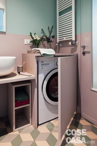 Il bagno del trilocale è diviso in tre zone distinte: doccia walk-in in muratura e vano sanitari ai due lati; al centro, l'antibagno con il lavabo. In quest'ultimo spazio ha trovato posto anche la lavanderia, che c'è ma non si vede. La lavatrice standard da 60 cm è infatti inserita in un mobile su misura in mdf laccato nello stesso colore Ral delle pareti. Quando l'anta è chiusa, il blocco compatto mimetizza la funzione principale e offre un piano d'appoggio in più. Il bagno del trilocale è diviso in tre zone distinte: doccia walk-in in muratura e vano sanitari ai due lati; al centro, l'antibagno con il lavabo. In quest'ultimo spazio ha trovato posto anche la lavanderia, che c'è ma non si vede. La lavatrice standard da 60 cm è infatti inserita in un mobile su misura in mdf laccato nello stesso colore Ral delle pareti. Quando l'anta è chiusa, il blocco compatto mimetizza la funzione principale e offre un piano d'appoggio in più.