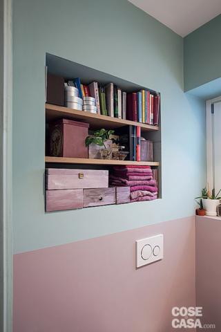 bagno, parete a fasce rosa e verde acqua, nicchia a muro, ripiano in legno bagno, parete a fasce rosa e verde acqua, nicchia a muro, ripiano in legno