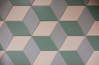 Nel pavimento dell'ambiente di servizio del trilocale sono sintetizzati i colori delle pareti. La composizione è costituita da piastrelle in gres porcellanato di forma romboidale che, alternate in tre tonalità, danno una sensazione di tridimensionalità alla superficie orizzontale. Con le prestazioni elevate e la resistenza del gres porcellanato, questa serie di rivestimenti ceramici riproduce stile e aspetto delle vecchie cementine. Nel pavimento dell'ambiente di servizio del trilocale sono sintetizzati i colori delle pareti. La composizione è costituita da piastrelle in gres porcellanato di forma romboidale che, alternate in tre tonalità, danno una sensazione di tridimensionalità alla superficie orizzontale. Con le prestazioni elevate e la resistenza del gres porcellanato, questa serie di rivestimenti ceramici riproduce stile e aspetto delle vecchie cementine.