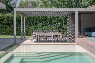 La copertura della bioclimatica Opera è dotata di lame frangisole orientabili fino a 140 gradi. Giovanni de Sandre La copertura della bioclimatica Opera è dotata di lame frangisole orientabili fino a 140 gradi. Giovanni de Sandre