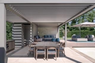 Ombreggiatura e illuminazione naturali sono regolabili tramite il movimento delle lame. Giovanni de Sandre Ombreggiatura e illuminazione naturali sono regolabili tramite il movimento delle lame. Giovanni de Sandre