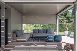 Massima privacy con le tende a caduta Zip Raso celate nei profili della pergola. Giovanni de Sandre Massima privacy con le tende a caduta Zip Raso celate nei profili della pergola. Giovanni de Sandre