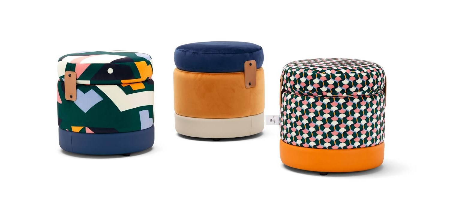 Rivestimento fantasia per l'allegro modello contenitore Tonder! di Egoitaliano che è dotato di una placca di chiusura in cuoio con clip laccate, che tiene fermo il cuscino di seduta, e di una fascia circolare inferiore in un colore diverso. Internamente è foderato; può essere personalizzato nei colori e nei pellami di rivestimento. Misura ø 50 x H 50 cm. Prezzo su richiesta. www.egoitaliano.com Rivestimento fantasia per l'allegro modello contenitore Tonder! di Egoitaliano che è dotato di una placca di chiusura in cuoio con clip laccate, che tiene fermo il cuscino di seduta, e di una fascia circolare inferiore in un colore diverso. Internamente è foderato; può essere personalizzato nei colori e nei pellami di rivestimento. Misura ø 50 x H 50 cm. Prezzo su richiesta. www.egoitaliano.com