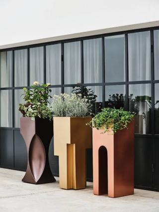 Hanno un’innovativa finitura metallica i vasi Flute, Kristal e Arche, linea Déco di Altèra (www.altera.design) in polietilene. Ognuno, con L base max 39 x H 100 cm, costa 947,87 euro.