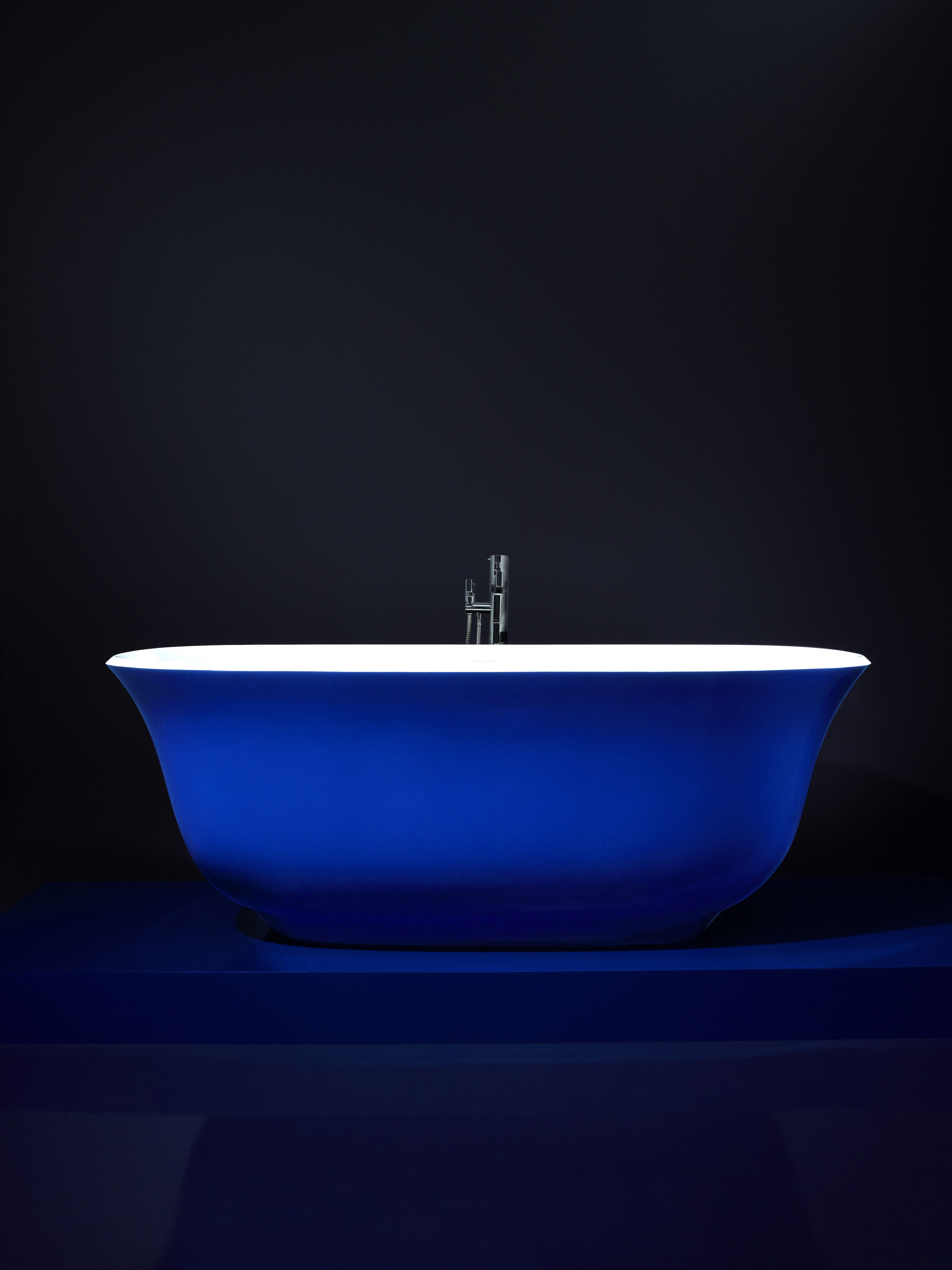 Il marchio inglese Victoria+Albert Baths ha studiato con la rivista Wallpaper una nuova palette di colori RAL per lavabi e vasche. Tre le famiglie individuate – Wavelenghts (nella foto) ispirata agli oceani profondi e scuri, Dune Retreat, modulata sulle tinte delle sabbie mobili del deserto, Light Industrielle, influenzata dai materiali da costruzione grezzi (legno, acciaio, vetro) – che conferiscono al bagno sensazioni e originalità. Le finiture, sia lucide sia opache, sono multistrato e lavorate di strato in strato manualmente, in modo da ottenere una estrema lucentezza. Prezzo su richiesta. www.vandabaths.com Il marchio inglese Victoria+Albert Baths ha studiato con la rivista Wallpaper una nuova palette di colori RAL per lavabi e vasche. Tre le famiglie individuate – Wavelenghts (nella foto) ispirata agli oceani profondi e scuri, Dune Retreat, modulata sulle tinte delle sabbie mobili del deserto, Light Industrielle, influenzata dai materiali da costruzione grezzi (legno, acciaio, vetro) – che conferiscono al bagno sensazioni e originalità. Le finiture, sia lucide sia opache, sono multistrato e lavorate di strato in strato manualmente, in modo da ottenere una estrema lucentezza. Prezzo su richiesta. www.vandabaths.com