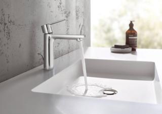 Il miscelatore monocomando per lavabo Lineare di Grohe è dotato di un pratico scarico a saltarello ed ha cartuccia in ceramica Grohe SilkMove, che rende il controllo di volume e temperatura dell’acqua preciso e agevole, mentre la funzione Grohe EcoJoy limita l’uso dell’acqua a 5,7 l/min, consentendo il risparmio idrico e di denaro senza pregiudicare la qualità del flusso. Il lucente rivestimento Grohe StarLight (cromo) è antigraffio e basta una passata con un panno asciutto per farlo tornare come nuovo. Prezzo 366,61 euro, Iva inclusa. www.grohe.it Il miscelatore monocomando per lavabo Lineare di Grohe è dotato di un pratico scarico a saltarello ed ha cartuccia in ceramica Grohe SilkMove, che rende il controllo di volume e temperatura dell’acqua preciso e agevole, mentre la funzione Grohe EcoJoy limita l’uso dell’acqua a 5,7 l/min, consentendo il risparmio idrico e di denaro senza pregiudicare la qualità del flusso. Il lucente rivestimento Grohe StarLight (cromo) è antigraffio e basta una passata con un panno asciutto per farlo tornare come nuovo. Prezzo 366,61 euro, Iva inclusa. www.grohe.it