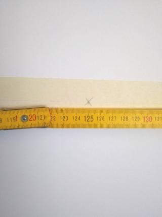 Dividete la parete in 4 parti e segnate i punti sul nastro orizzontale con una matita. Dividete la parete in 4 parti e segnate i punti sul nastro orizzontale con una matita.