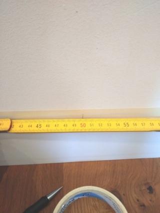 Prendete le misure necessarie alla base e alla sommità della parete segnandole sul nastro carta. Prendete le misure necessarie alla base e alla sommità della parete segnandole sul nastro carta.