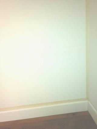 Realizzate una cornice con il nastro carta da 2,5 cm lungo il perimetro di tutta la parete. Realizzate una cornice con il nastro carta da 2,5 cm lungo il perimetro di tutta la parete.