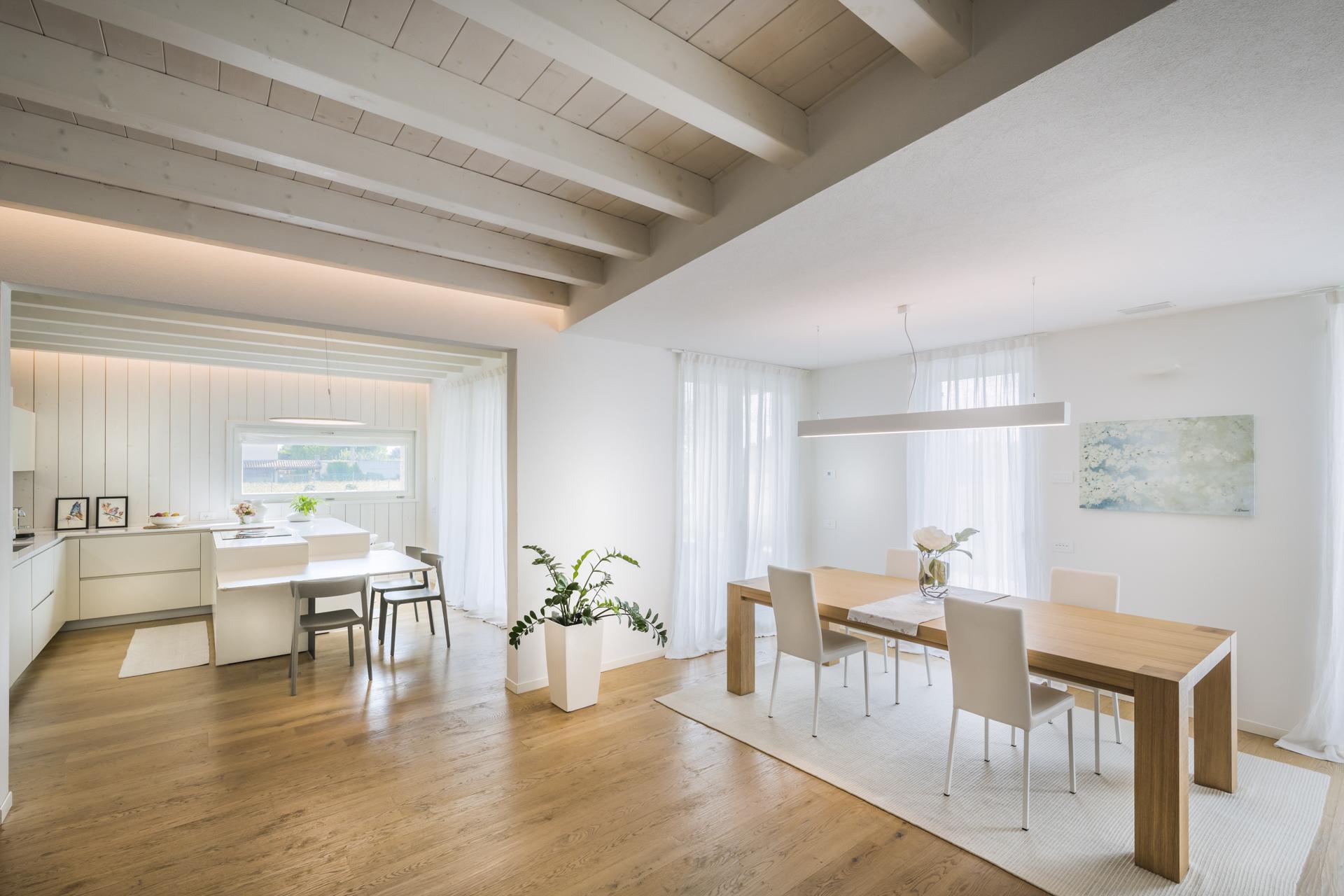 zona pranzo casa costruita con criteri della bioedilizia da Rubner Haus