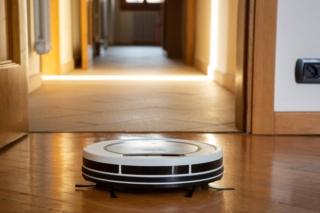 Grazie al sistema autonomo di navigazione e a una batteria che dura 90 minuti, Robot X Clean di Ariete pulisce anche gli angoli e le zone lungo i bordi. Ha sensori anti caduta e anti collisione che riconoscono scalini e dislivelli, evitando di cadere. Il serbatoio è capiente 0,3 litri e ha filtro Hepa. Misura Ø 34 x H 9 cm. Prezzo 162 euro. www.ariete.net Grazie al sistema autonomo di navigazione e a una batteria che dura 90 minuti, Robot X Clean di Ariete pulisce anche gli angoli e le zone lungo i bordi. Ha sensori anti caduta e anti collisione che riconoscono scalini e dislivelli, evitando di cadere. Il serbatoio è capiente 0,3 litri e ha filtro Hepa. Misura Ø 34 x H 9 cm. Prezzo 162 euro. www.ariete.net