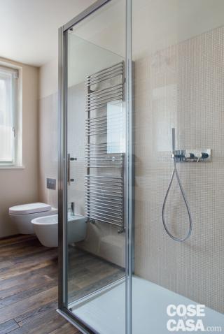 bagno della villa, pavimento in parquet, finestra, rivestimenti a mosaico, scaldasalviette cromato, box doccia, rubinetteria a parete bagno della villa, pavimento in parquet, finestra, rivestimenti a mosaico, scaldasalviette cromato, box doccia, rubinetteria a parete